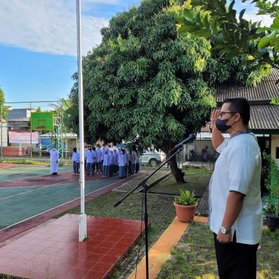 Kepala Sekolah - Upacara Hardiknas